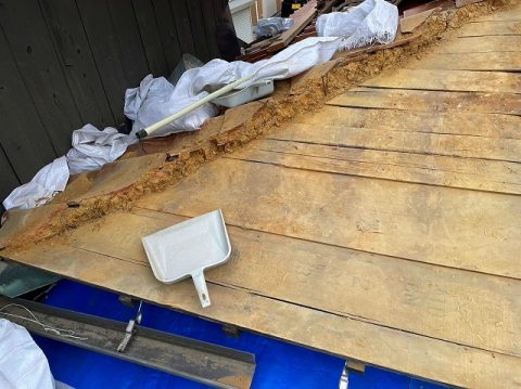 明石市の雨漏り修理における既存屋根バラシ作業